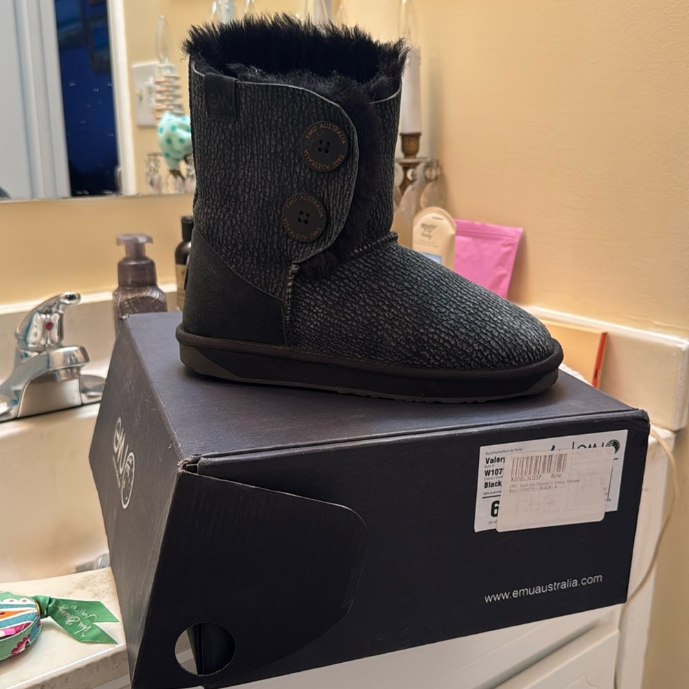 Emu Australia valery texture boot. Womens 6. Black.